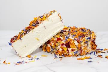 🌸🌼🏵 Nu de zomer in aantocht is, kunnen we met plezier de terugkeer van ons vrolijke bloemenkaasje Florette aankondigen! Dit aanlokkelijke en frisse kaasje van ± 260g is het jonge, speelse nichtje van ons Florence. Dankzij haar dunne laagje honing en een kleurrijke mix van eetbare bloemen op de korst is ze een echte blikvanger op iedere kaasschotel en een verleiding voor alle snoepers.

⏳Je mag Florette vanaf volgende week al verwachten!