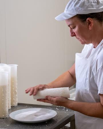 2/3: Dank aan alle nieuwe volgers voor jullie interesse in ons ambacht. We geven je in drie opeenvolgende berichten graag een inkijk in het productieproces van een van onze meest geliefde en bekroonde kazen: Aurélie.

💦🧂 Uitlekken en zouten

Na een nacht op de uitlektafel strooien we zout op de koppen van de kazen. De dag daarna halen we de kazen uit de vorm en zouten ze handmatig. Dit vraagt veel ervaring, want de kazen verschillen in grootte en het zout moet in de juiste hoeveelheid worden aangebracht. Hierna verhuizen de kazen naar de rijpingskamer.