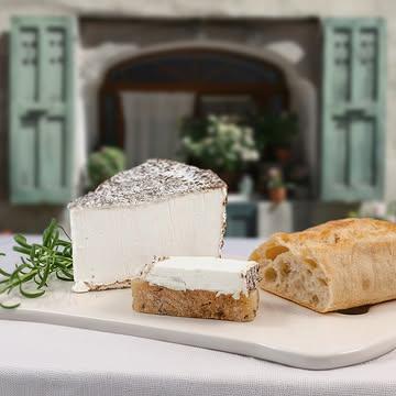 Waan je in de Provence met onze Florence Provençale. 🌿 
Deze romige, handgeschepte geitenbrie heeft een fijn laagje provençaalse kruiden net onder de witschimmelkorst dat zorgt voor een subtiel zuiders cachet en de smaak van gehooide kruiden. 
Leven als een god in Frankrijk begint gewoon bij ons in de kaasmakerij. Bon appétit! 🧀☀️