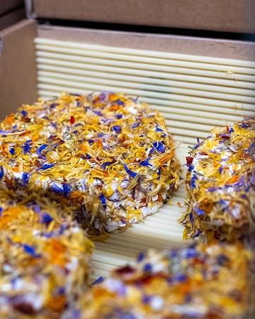 🌸 🌼 Ons Florette, klaar om jullie kaasplank op te fleuren.
Een heerlijk fris kaasje van ± 260g met een dun laagje honing en een mix van kleurrijke, eetbare bloemblaadjes.
