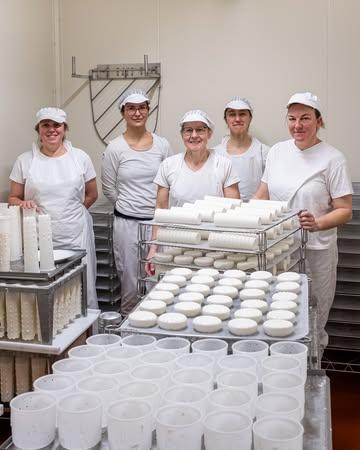👋 Maak kennis met het team achter onze ambachtelijke geitenkazen! 🧀 Onze vaste kaasmakers zie je regelmatig op onze sociale media voorbijkomen. Van links naar rechts: Michelle, Elma, Kristel, Katrien en Inka. Ook onmisbaar, maar minder vaak in beeld, zijn onze flexi's Anna, Tommy, Vanda en Elke, en onze fijne jobstudenten. En tot slot de zaakvoerders: broers Tom en Koen, samen met Liesbeth. #teamkarditsel