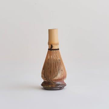 Naoshi ~ whisk holder 
Wood fired in 2024 - La Borne in @legrosarlette Mephistopheles kiln. 
.
This whisk holder is truly special, the reduced salmon shino and the ash deposits create such a stunning texture. 
I am holding on to this one, probably, but other whisk holders will be available in a couple of weeks.

🗓️ Save the date: November 23rd, on my website. 
It will be really emotional for me to part with wood fired pieces made between 2019 - 2025 as they are linked to places, people & memories.
.
I hope you'll appreciate this new direction in my practice. 
.
I wish all my pictures were as sharp as these, 🙏🏻🍂 to the photographer. 

{FR}
Porte-fouet ~ cuisson bois de 2024 lors des Grands 🔥 chez @legrosarlette 
.
La cuisson au bois ouvre des portes vers encore plus de lâcher prise, d'intention sacrée, d'acceptation de ce qui est et de la transformation par le feu. 
.
Le temps est venu de laisser voguer une partie des pièces cuites au bois depuis 2019 (au Danemark, en Belgique et en France). 
Ces pièces me sont chères vu leur caractère unique et les lieux chargés de souvenirs qu'elles évoquent. 
.
🗓️ Notez la date: ce sera le dimanche 23 novembre, en ligne, objets rituels, cuissons bois. 
.
J'aimerais vous proposer toujours des photos de telle qualité, avec ce rendu fidèle aux textures et aux couleurs du  shino saumoné et des dépôts de cendres, improbables. 
Merci au photographe qui se reconnaîtra 🍂🙏🏻