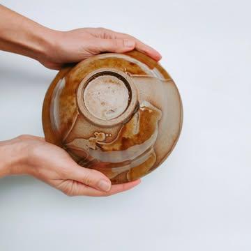 Your enthusiasm for these bowls gave me so much energy, so I'm giving away this set as a thank you.
They are a step towards more freedom in my work, and that's a value we need to preserve. 
.
These pieces are perfect for bringing warmth, spontaneity, and serenity to any home.
🤎🧡🤎
To join in:
1. Follow this account
2. Tag a friend you'd share a meal with
3. Tell us what you'd serve in these bowls
4. Share this post with your story, optional to help spread the word.
You can participate multiple times.
The winner will be announced on February 1st & shipping is available to the EU and Switzerland.
.
{FR}
Votre enthousiasme pour ces bols m'a redonné un bel élan créatif.
Une porte s'ouvre vers plus de liberté, un socle dont on a tant besoin !
Alors, pour vous remercier, je vous propose de les remporter. 
🧡🤎🧡
Comment participer ?
1. Suivre ce compte si ce n'est pas encore fait
2. Identifiez un.e ami.e
3. Dites-nous ce que vous servirez dans ces bols
4. Partagez en story (option) pour un p'tit coup de pouce
Vous pouvez participer autant de fois que vous le voulez.
Tirage au sort le 1/02. Envoi en EU et Suisse inclus.