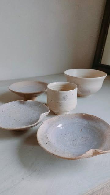 Diving deeper into birch wood ash glaze experimentation.
Using a recipe from Phil Rogers' Ash Glazes book 📚.
On pale clay it gives beautiful lilacs, likely because of the manganese content.
.
Sorry about the video, colours are authentic despite the video quality. 
.
Any preferences: thin, thick, alone, or layered? Maybe we'll try it on porcelain next?
.
{FR}
Suite des recherches avec la cendre de bouleau. 
Au départ d'une recette du livre de Phil Rogers, Ash glazes. 
Mon souci de tressaillage est réglé sur l'émail Lin, bonne nouvelle, avec 3% de modification d'une matière première. 
Sur le grès beige, on obtient avec cette recette des tons lilas, en fonction de la densité et de l'application. 
Comme quoi, ça vaut la peine de décliner pour ne pas passer à côté d'une petite merveille.
. 
Ça vous parle, comme palette pour le printemps ?
Plutôt fin, intense ou en superposition ?
Ou bien on ressort la porcelaine ?
.
.

#ceramicstudio #ashglazes #studiopottery #artsandcrafts #artisanmade