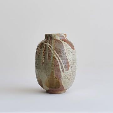 Vase • Wood fired in 2024 with @charles_bottin_ in his Méphistophélès kiln.
.
This experience reignited a dream of more frequent wood firings, letting the flames shape my work.
It led to the firings in La Borne with @legrosarlette
& a whole team.
.
Thanks to the financial support of the King Baudouin Foundation (Fonds Germaine Kieckens), the construction of my own wood kiln could start.
The works are on hold due to the weather conditions, but we will resume soon. 🚧👷🏻‍♀️ 4 tons of bricks - I didn't realise what I was getting into!
.
I'm torn between joy and anxiety. 
The planning has been draining, with many sleepless nights, but I've also received incredible support & opportunities to learn, for which I am so grateful.
It's a collective experience and so will the future firings be.
.
The year of the fire horse seems like the perfect time to bring this project to life. 🐎🔥
.
PS: if you're willing to participate, you can always send me a message. 
.
{FR}
Vase • Cuisson bois chez @charles_bottin_ avril 2024. 
.
Cette expérience a réveillé en moi l'envie de cuire plus souvent au bois.
Le projet de construction de four est en cours 🚧👷🏻‍♀️ grâce au soutien de la Fondation Roi Baudouin et du Fonds Germaine Kieckens. 
Près de 4 tonnes de briques sont stockées en attente de météo plus clémente pour poursuivre le projet. 
Je me retrouve dans un rôle très nouveau pour moi de gestion de devis, planification, calculs, investissements, d'apprentie maçon, tellement hors de ma zone de confort, avec de belles insomnies à la clé. 
.
Malgré les obstacles, l'aide s'est aussi alignée, de même que votre engouement pour les pièces cuites au bois, me confortant dans cette voie.
Merci à tous ceux qui se sont déjà impliqués dans cette aventure. 
.
L'année du 🐎 de 🔥 me semble le moment opportun pour finaliser ce projet collectif.
.
Et si participer à la suite du chantier vous tente, envoyez-moi un message, on en parle !
.
Maçon.ne.s architectes, bricoleur.se du dimanche bienvenus!
.
.
.
#woodf