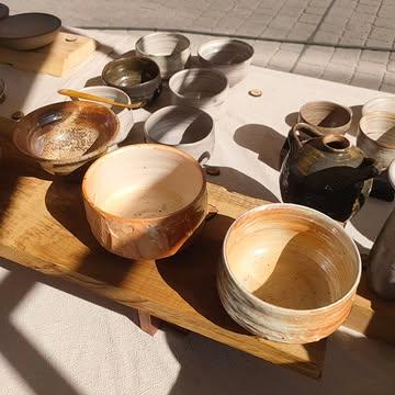 A thank you note 🍶🍵🌿☀️
.
It was really ☀️🌡️🔥 last weekend but you showed up nevertheless. 
My deepest gratitude to all who came by @ceramic.art.andenne
To new & loyal collectors, to fellow makers, to the tea lovers, to the staff, volunteers & other artists, booth neighbours, friends who hosted me, thank you!
.
It was a first participation for me and from this experience, I have learned again.
What went well, what could be improved (lots!). 
But all in all, it felt right and so lovely to be there. 
.
To keep supporting makers & artists these days is a brilliant act of resistance.
.
For those who couldn't make it, a summer webshop update will follow. 
After the studio open doors, happening next weekend. 🍶🍵🌿
.
{FR}
Merci!
Une semaine déjà, le temps pour moi d'assimiler tous les échanges lors du marché de la céramique Li Dièle @ceramic.art.andenne et de vous remercier. 
.
Merci pour vos retours, nos échanges, vos acquisitions.
Merci pour votre soutien, vos mots, vos regards, vos mains qui frôlent les textures et les surfaces. 
Des pièces voguent vers de nouvelles aventures, j'en suis ravie. 
.
Merci aux visiteurs, aux visages familiers, à vos "Oh, c'est beau!" ~ "Vous vous êtes amusée" ~ "Quel beau travail". 🙏🏻🍵🍶
.
Nos métiers sont souvent solitaires, ces moments de partage sont précieux. 
Nous ne faisons pas que transformer la terre, nous tissons du lien, nous touchons votre sensibilité, nous redonnons du sens.
S'entourer d'objets qui nous parlent, faits main, est un acte de résistance, de résilience dans un monde qui promeut la vitesse et le pragmatisme.
.
Merci à l'organisation, au staff et à tous les bénévoles qui rendent ces événements possibles. 
.
Pour celleux qui n'ont pas pu se rendre à Andenne, une vente d'été se profile sur la boutique en ligne. 
Et avant ça, des portes ouvertes à Vaux-sur-Sûre ces 6-7 juin. 
🌿☀️
