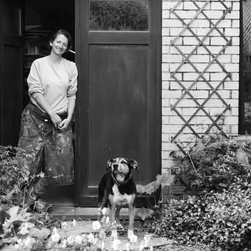 6 ans déjà en Ardenne belge ! 🌿🍶🐾

Portrait récent devant l'atelier, avec la meilleure assistante 🐾 - et une stagiaire de choc derrière l'objectif. 

Un immense merci à vous tous.tes qui franchissez la porte de cet espace pour :
✨ Apprendre à tourner 
🔥 Explorer la magie des émaux de cendres
🍶 Acquérir des pièces ou en commander 

L'atelier évolue, ma pratique et l'offre de cours aussi.
C'est un jeu d'équilibriste permanent pour vous accueillir au mieux tout en avançant sur les commandes et les autres projets, avec une vie perso un peu chamboulée.
.
Derrière ces clichés, il y a le regard de Laura, venue d'Antibes pour une courte immersion dans ma pratique. Merci pour tout Laura !
.
À celles et ceux qui ont franchi ces portes, c'était quand? Pour quelle raison? Vous en gardez quel souvenir ?
.
{Engl}
6 years already in the Belgian Ardennes! 🌿

Recent portrait in front of the studio, with the best assistant 🐾

A huge thank you to everyone who steps through the door of this space to:
✨ Learn how to wheel-throw
🔥 Explore the magic of ash glazes
🍶 Purchase or order pieces

The studio is evolving, and so are my practice and the workshops I offer.
It is a constant balancing act to welcome you in the best possible way while moving forward with orders and other projects, alongside a slightly tumultuous personal life.

Behind these black & white portraits is the eye of Laura, who came all the way from Antibes for a short immersion in my practice.
Thank you for everything, Laura!

To those who have been here through these years, when was it? For what reason? What memories do you keep from it?

As I am posting this, Tokyo 🐾 is dreaming loudly by my side.

📷 @laurage.___