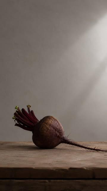 The Beetroot.
Un solo ingrediente. Infinite possibilità.
Barbabietola inoculata con Aspergillus oryzae e maturata in dry age fino a ricordare un salume. Latte fermentato. Barbabietola sottaceto. Purè ossidato, ottenuto attraverso una lunga maturazione ispirata al processo dell’aglio nero, che concentra dolcezza e umami. Fondo intenso di barbabietola. Quenelle di barbabietola cotta lentamente alla brace, con una leggera nota affumicata.
Un piatto che racconta un solo ingrediente attraverso consistenze, fermentazioni, maturazioni e profondità di sapore.

The Beetroot.
One ingredient. Endless possibilities.
Beetroot inoculated with Aspergillus oryzae and dry-aged until it develops the character of a cured product. Fermented milk. Pickled beetroot. Oxidized beetroot purée, created through a long maturation process inspired by black garlic, concentrating sweetness and umami. A deep beetroot jus. A quenelle of beetroot slowly cooked over embers, with a delicate smoky note.
A dish that explores a single ingredient through textures, fermentations, maturations and layers of flavour.

#land_restaurant_eb #nature #green #cheflife #finedining