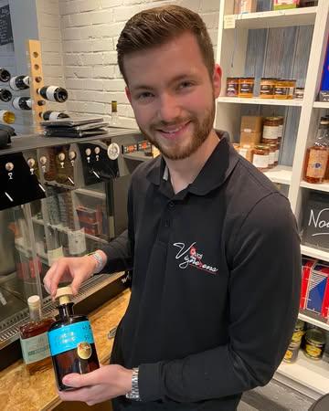 A la rencontre de Louis du Quai des Vignerons
Mons partage nos produits et les déguste 😉

Merci

#Mons #pastisardent #amarettonoblesse