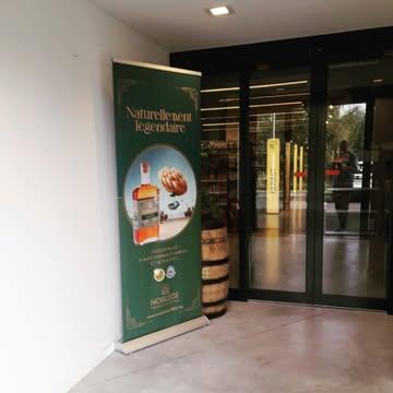 Chez  @beerwine.suarlee , 
Nous vous accueillons dès l’entrée 😁

Merci à l’un de nos fidèles ambassadeurs 🙏 

Emmenez vos convives, vos amis, … dans un voyage gustatif parfumé avec justesse, équilibré & moins sur le sucre😉 

Réclamez 
l’#amaretto NOBLESSE 🥃
Naturellement légendaire