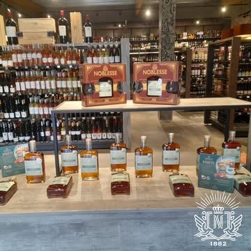 🙏 Merci à La maison Legrand Drinks-Store  à Tamines 
pour la mise en valeur de nos produits 😁
et particulièrement 
notre A M A R E T T O 🥃
Natuellement légendaire 📖

Si vous passez dans le coins, rendez-leur visite 👌

#Noblesse, 
#LoeuvreDuTemps #AmarettoLegende #MadeInWallonie #Liege #ProduitWallon #alcoolBelge #drinkstagram🍸