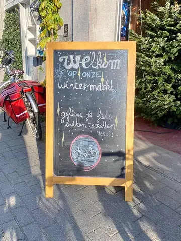 Vandaag is de tweede en laatste dag van de Winter Lousbergmarkt! ☃️ ontmoet de prachtige producten en de mensen die erachter staan. 

☆ Valdibella - biologische, Italiaanse producten
☆ Zeepkat - handgemaakte natuurzeep
☆ Eeva Thee - biologische thee en infusies
☆ Weder - winterse bioboeketten
☆ Elise Drukte - handgedrukte linodrukken en kaartjes
☆ Levuur - Gentse nanobrouwerij kombucha
☆ Kreeft - handgemaakte juwelen

En vergeet natuurlijk niet de heerlijke raclette van Het Hinkelspel te proeven 🧀❄️