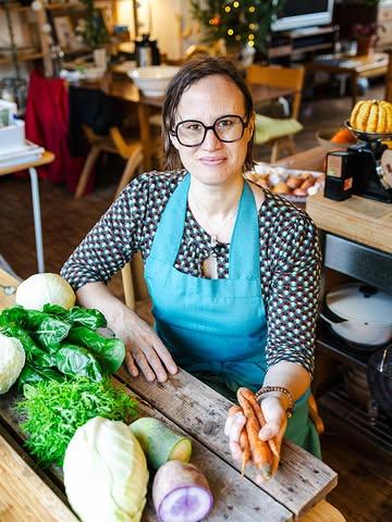 COOKING WITH LOVE IS THE ONLY COOKING. 🧡

En net die LIEFDE stak ik in het Coach Your Kitchen traject.

Je leert er niet alleen: 

👉🏻stressvrij plannen en koken
👉🏻intuïtief gevarieerd en smaakrijk koken 
👉🏻moeiteloos besparen op je kookbudget
👉🏻je kooktijd optimaliseren

maar ook

🧡thuiskomen in je keuken
💛je persoonlijke kook-DNA ontdekken
🤎weten wat jij nodig hebt om vrij te koken
💚je gewoon goed voelen.

Zo wordt koken vanzelf een meerwaarde voor je hele leven. En wie wil dat nu niet. Koken, eten en leven op een gezond ritme, met een goed gevoel. Dat is pas gezond. 

GRIJP NU JE KANS 
en verander voorgoed de manier waarop je kookt, eet en leeft! 🧑🏻‍🍳🫜🤘🏻

Nog tot 25/12 -25% op alle events en trajecten.
Vraag je driemaandelijks betalingsplan aan. (Nu dus 3x 170 euro)

In lekkere samenwerking met

@devroente 
@ohne.gent 
@vlas_samenwinkel 
@knolkool.gent

📷 @emma_ostyn