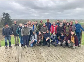 ... 10 jaar geleden ontstond de coöperatieve vennootschap De Vroente, het verbindingsorgaan tussen Ourobouros, De Kollebloem en De Zonnekouter met fysiek verkooppunt op de Lousbergmarkt in Gent.
We trokken er afgelopen weekend op uit om de kernwaarden van de coöperatie te bespreken. We hadden het over onder andere prijszetting, missie en visie en het toekomstbeeld. Het ziet ernaar uit dat we doorgaan tot er frietjes uit de zon vallen en inlegkruisjes als wateropvangbekkens worden gelegd, al kan dat wel nog lang duren...

Uit de Groensels van 25 februari 2026
Geschreven door Maarten

#devroente
#biodynamischelandbouw
#biodynamischeboerderijourobouros
#dezonnekouter
#dekollebloem