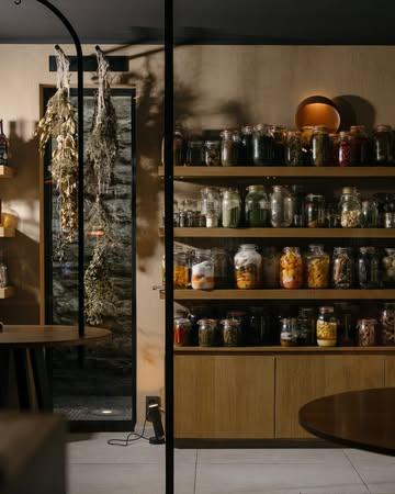 𝗟𝗮 𝘀𝗮𝗶𝘀𝗼𝗻 𝗰𝗵𝗮𝗻𝗴𝗲, 𝗺𝗮𝗶𝘀 𝗹𝗲𝘀 𝘀𝗮𝘃𝗲𝘂𝗿𝘀 𝗱𝗲𝗺𝗲𝘂𝗿𝗲𝗻𝘁.

Nos menus évoluent aux couleurs de trois saisons… Après les cueillettes, c’est le temps des 𝗰𝗼𝗻𝘀𝗲𝗿𝘃𝗲𝘀 qui est arrivé ! 🫙🍂

Nos bocaux gardent en mémoire les instants précieux de la nature et de la saison passée. Ces goûts et textures capturés sont prêts à s’offrir à nouveau, transformés, dans vos assiettes.

Un pot, une texture, un parfum… chaque conserve raconte une histoire et prolonge la saison disparue. 🍴

✨Au plaisir de vous faire voyager à travers ces trésors de notre cellier