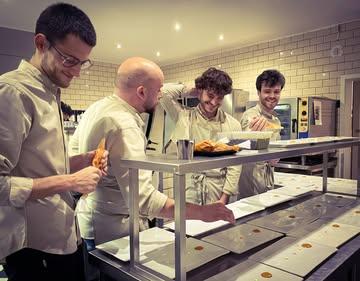 Cook and Share...
Un ciel étoilé au Château du Bois d’Arlon : 
- ¡Toma ! *
- Archibald de Prince *
- Le Cor de Chasse *
- Toya *
- Apdikt *
- L’Esprit Bouddha
- L’Air du Temps **
- La Grappe d’Or*
Ces Chefs et leurs équipes ensemble pour la bonne cause ce 09/11/2025.✨
Pour notre Team ¡Toma ! : envoi de 600 mises en bouche : dans le rythme et le tempo pour 150 personnes et dans la bonne humeur bien sûr 😁
Un travail considérable qui a demandé : préparation, organisation, concentration et collaboration pour chacune des brigades présentes. 🙂
➡️ Tout sortir selon le timing pour honorer comme il se doit l’attente de nos convives. 
Fier de ce beau challenge, fier de notre Team ¡Toma !☺️

🤝Merci aux organisateurs de nous accorder leur confiance pour la 2ème  année consécutive.