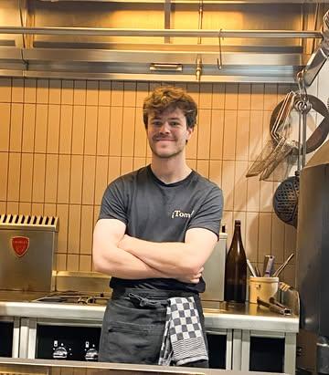 🌟 Déjà un an que Mathys (stagiaire) est parmi nous !
Pas facile au début… De nature stressée, il perdait parfois ses moyens face aux défis du quotidien. Mais Mathys a su faire preuve de résilience, de persévérance et surtout d’une grande écoute des conseils donnés.
Au fil des mois, il a trouvé sa place — et aujourd’hui, il fait pleinement partie de notre ¡ Team ! 🙂 On le charrie volontiers (ne dit-on pas : qui aime bien châtie bien ? 😉 et il semble apprécier 😅). 
🧐Un peu de sérieux : Mathys répond toujours à l’appel, volontaire, consciencieux et soucieux de bien faire les choses, « qui plus est : un chouette gars sur qui on peut compter » 🤩
Il lui reste encore un peu de temps dans le cadre de son stage pour gagner en confiance, trouver son organisation… et laisser la zénitude s’installer naturellement. ✨
Merci Mathys pour ton implication😊