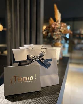 🎄 Hello la Team ¡Toma ! 🎄

Les fêtes arrivent à grands pas… et c’est le moment idéal pour faire plaisir (ou se faire plaisir 😉).
📩 Commandez dès maintenant par mail : info@toma-restaurant.be
📞 Ou par téléphone : 04/295 20 98
➡️ Enlèvement au sein de notre établissement selon l’horaire communiqué lors de votre commande.
⏰ Pour les retardataires :
Une permanence sera assurée le 20 décembre 2025, de 10h00 à 18h00.
🎁 Vous préférez commander en ligne ?
Rendez-vous sur notre site à la rubrique vos bons-cadeaux : Bons-cadeaux – Toma Restaurant.
🚪 Fermeture annuelle
Notre établissement sera fermé du 23/12/2025 au 03/01/2026 inclus
(fermeture habituelle les dimanches et lundis).

À très bientôt,
L’équipe ¡Toma!