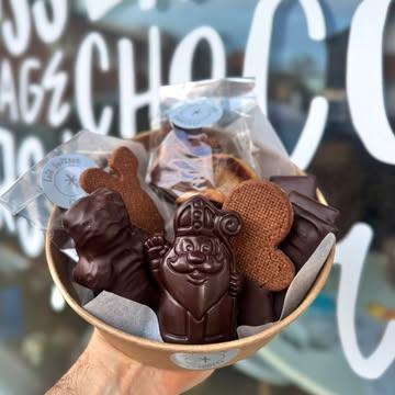 La vie au ¡Toma ! : un 06 décembre 2025 ✨

Parce que nous avons tous une âme d’enfant 👧🧒,
et qu’il est bon de se souvenir… ou de laisser ressurgir cette magie enfouie ✨ .
Ce 6 décembre a offert à notre quotidien une parenthèse enchantée 😊.
À la grande surprise de la TEAM ¡Toma ! , le Grand Saint est passé ! 
Un instant suspendu, plein de sourires 🤗💫.

Allison, César, Didier, Emma, Esteban, Gisèle, Hiba, Jehan, Joanna, Julien, Kévin, Laura, Loïc, Loris, Louis, Boubacar, Marie, Mathys, Maxime, Mawusé, Maurice, Natacha, Pénélope, Salma, Shyrel, Travis🤩
Sans oublier Clémence & Jeanne : les petits cœurs de beurre du ¡Toma ! ❤️ et le Chef, bien sûr ! ⭐

Un moment qui rappelle que la tradition, lorsqu’elle se partage ensemble,
a le pouvoir de rassembler ✨
Merci au collaborateur du grand Saint 😊 : Loïc Goffart - Pâtissier et chocolatier (@loic_gffrt