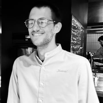 Aventurier, de Paris à Bordeaux, en passant par Strasbourg, avant de venir à Liège Louis pose ses valises au ¡ Toma ! 

Un premier défi en soi !

On pourrait dire de “Loulou” qu’il est la force tranquille de notre TEAM : rien ne semble le perturber. 😇
Très vite, il a adhéré à notre mode de vie, aux apéros🤣… et à notre humour typiquement belge. 🤩

Avant même votre arrivée, Louis met tout en œuvre pour Vous accueillir comme il se doit. 🙂
Pendant le service, il gère, tempère, dynamise les envois en collaboration avec l’équipe et veille au bon déroulement de chaque détail.
Une fonction loin d’être évidente, surtout au vu de son jeune âge, mais qu’il assume avec brio. 💪

Et quand Vous êtes partis, ce n’est pas terminé…
Il recommence, encore et encore, pour le service suivant.

Et lorsqu’il ne travaille pas, Louis se consacre à l’une de ses grandes passions : les LEGO. 🏰
Preuve, s’il en fallait une, de sa patience, de sa minutie… et de son sens de la construction.

Merci Louis, pour ton engagement, ton calme et ton énergie au quotidien. 🤩