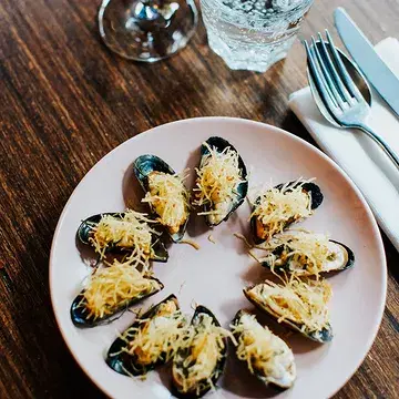 De rapporten werden deze week opnieuw uitgedeeld. Namelijk die van de Belgische restaurants.

Wij behouden onze mooie score van vorig jaar, en geloof ons, in onze sector is dit een goed teken 😉

Een uitgelezen moment om jullie, ons fantastisch team, te bedanken. ELDERS bruist door jullie gedrevenheid, passie, enthousiasme en brede glimlach. MERCI MERCI MERCI

Tom & Romy

📸 @evavlonk