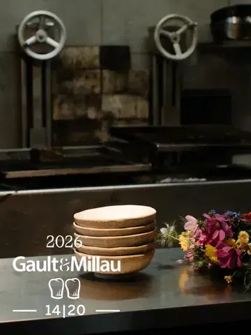 We kregen voor 2026 van GaultMillau zonet onze score van 14/20 bevestigd. We zijn fier dat we na een moeilijk jaar vol ingrijpende werkzaamheden hier in de kern van Sint-Niklaas toch hebben kunnen bewijzen dat we er staan. Nova is geen standaard restaurant, we zijn net dat tikkeltje eigenwijzer en volgen niet de platgetreden paden. Reden te meer om trots te zijn op deze erkenning. 
Nu onze stad terug ontwaakt en we werk maken van de grote vernieuwing, kijken we hoopvol naar de toekomst! Bedankt en tot binnenkort!