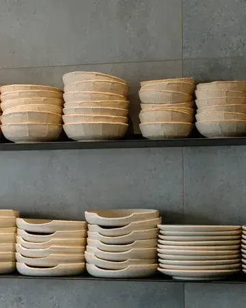 Ons servies al gespot? Handgemaakt op maat, speciaal voor ons door @atelierarena. Al onze borden dragen een zelfde signatuur zodat er tijdens het menu echt een lijn zit in het verhaal. Echte ambacht, gemaakt in België. Perfect voor Nova.