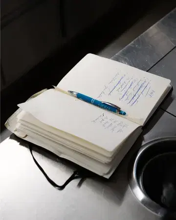 CARTE BLANCHE.
Wij starten voor ons menu echt elke keer met een wit blad. Op basis van wat er is gaan we aan de slag met de beste smaakvolle ingrediënten van dat microseizoen. Elk product op zijn toppunt gebruiken en bereiden met respect (en een beetje vuur) geeft vuurwerk op het bord. 

#gaultmillaubelgium #michelinguide #michelin #gaultmillau #foodgasm #restaurant #finedining #gastronomy #foodporn #food #gastronomia #instafood #foodphotography #gastronomylover #foodie #chef #gastroart #chefstalk #gastronomyart #gastronomykitchen #gastronomyphotography #instagood #theartofplating #foodlover #gastronomyclass #foodies #sustainablegastronomy