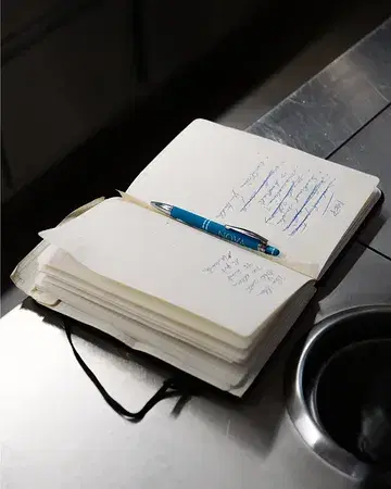 CARTE BLANCHE.
Wij starten voor ons menu echt elke keer met een wit blad. Op basis van wat er is gaan we aan de slag met de beste smaakvolle ingrediënten van dat microseizoen. Elk product op zijn toppunt gebruiken en bereiden met respect (en een beetje vuur) geeft vuurwerk op het bord. 

#gaultmillaubelgium #michelinguide #michelin #gaultmillau #foodgasm #restaurant #finedining #gastronomy #foodporn #food #gastronomia #instafood #foodphotography #gastronomylover #foodie #chef #gastroart #chefstalk #gastronomyart #gastronomykitchen #gastronomyphotography #instagood #theartofplating #foodlover #gastronomyclass #foodies #sustainablegastronomy