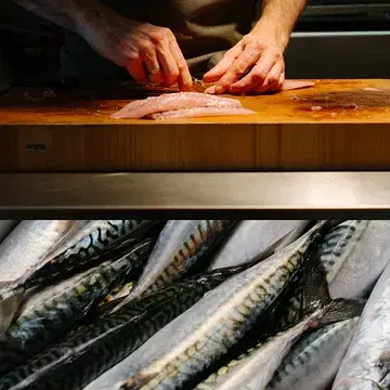 Verse vis zit in onze natuur. We laten de Noordzeevis heel binnenkomen en fileren met precisie. Zo kunnen we ook de koppen, graten en eventuele kuit gebruiken. Makreel is een chef's favourite en eigenlijk onze bluefintonijn. Een prachtig visje dat we in al zijn glorie zo natuurlijk mogelijk bereiden, met eerbied voor het product (en een 'touch of fire').