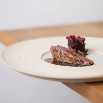 Onze bekegemse eendenborst wordt volledig op ons houtvuur bereid. Puur, eerlijk en full flavours.