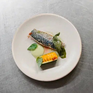 De 360°eatguide heeft ons bekroond met de titel pionier van de Belgische duurzame gastronomie. Die erkenning doed deugd, zeker gezien het werk, de energie en tijd die we steken in onze gerechten, producten en duurzame filosofie. Aan de hand van ons manifest maken we duidelijk dat duurzame gastronomie geen 'geitenwollen sokken' verhaal is maar een toekomst met meer smaak en echte ingrediënten. Het is een terugkeer naar de eenvoud van vroeger met de wetenschap van nu. Onze Mise-en-place begint bij onze boeren en producenten, aan de start van de keten. Eigenwijs als we zijn willen we controle over deze korte keten om zo tot het beste, meest smaakvolle eindresultaat te komen. Voor ons, voor jullie! 🙏 

Lees hier de review in de 360°eatguide

https://360eatguide.com/restaurants/nova-restaurant-sint-niklaas/