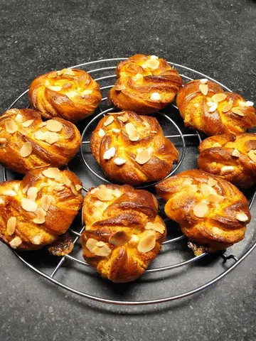 A friend of us went to Denmark and bought the beautiful @juno_the_bakery book. That gave me the inspiration for these saffron buns. Here they are. 🌟
.
Wel, er zijn boeken en boeken. En er zijn broodjes en broodjes ... 😀 Wat doe je als je gasten krijgt in onze @art14bedandbreakfast die al ettelijke malen saffraanontbijt namen? Wel, iets nieuws proberen he. 
.
Après les brioches au safran, maintenant un recette Danoise. A goûter! ✌️
.
#belgischesaffraan #belgiansaffron #safranbelge #saffronbuns