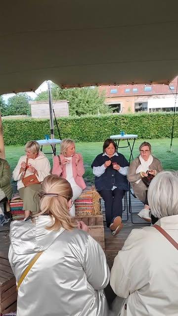 Wist u dat wij de duurste specerij ter wereld telen in de Antwerpse Kempen?💖
.
Op onze kleinschalige saffraanboerderij ontdek je hoe wij zorgen voor een gezond bodemleven en biodiversiteit. Puur handwerk zorgt voor een uitzonderlijke teelt — zonder chemie, zonder kunstmest. Duurzaam en (h)eerlijk.💚
.
Saffraan kan je gewoon komen beleven. 
Gezellig en ongedwongen.🌺
.
In kleine of grote groep, met z'n tweetjes,....🙌
.
Met vrienden, familie of je bedrijf. 
.
Alle info vind je op onze website onder 'activiteiten'.
.
Voor verzoeken of voorstellen: mail ons gerust!
Info @ belgischesaffraan . be
.
#belgischesaffraan #safranbelge #rondleiding #teambuilding #groepsbezoeken