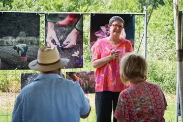 'Madam van binnen' is vaak ook buiten te vinden. 😄
.
Groepen rondleiden, culinaire weetjes delen, proevertjes maken, denken in saffraan, nieuwe producten ontdekken,.... dat is voor madam.
.
Benieuwd hoe het hier loopt?
.
Check onze site onder 'activiteiten'. 
Andere optie bedacht? 
👉Mail madam: linda@belgischesaffraan.be 👈
.
Welkom
Bienvenu
Willkommen 
Welcome
.
April>oktober 
.
🌸✨🌸✨🌸
.
Pic: @miedb