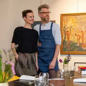 Reposted from @null 
Het befaamde Brusselse sterrenrestaurant @humushortense, één van de beste plantaardige restaurants van de wereld, strijkt de komende weken neer in Antwerpen. In hun historische pand in Elsene wordt momenteel een nieuwe keuken geïnstalleerd. En van die periode maken @nicolasdecloedt.chef en @carolinebaerten gebruik om te komen toveren met groenten in een pop-up bij veilinghuis @bernaerts.auctioneers op het Zuid in Antwerpen. In samenwerking met Antwerpse zaken zoals @albumantwerpen, @andyroasters @debloemerie en @belgischesaffraan. 
.
🙏💚🙏💚🙏
.

~Link Gva.be in bio

📷 @janvanderperre, @bertprovoost84