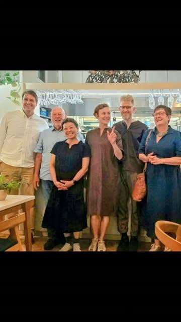 🇧🇪10 jaar Humus & Hortense Elsene/Ixelles en eerste diner met producenten.
.
Een feest voor alle zintuigen! 🙏💚🙏
.
Heel dankbaar en vervuld door zoveel moois, zoveel verfijning, warmte en lekkers. 
.
Een must do!
.
19/8 en 7/10: nog 2 speciale 'producentendinners' en  gastronomisch-plantaardige fine dining met bijzondere dranken pairings.
.
Check hun site: www.humushortense.be
.
.
🇨🇵Nous étions ravis de pouvoir participer à l'anniversaire des 10 ans d'Humus&Hortense.
.
Une soirée merveilleuse de gastronomie végétale et rencontre producteurs. Visitez leur site web pour 2 autres dîners festifs (19/8 et 7/10). 
.
A ne pas manquer si vous appréciez finesse, classe et un menu épatant dans un cadre magnifique et chaleureux.
.

#happybirthday #humushortense #finedining #bxl