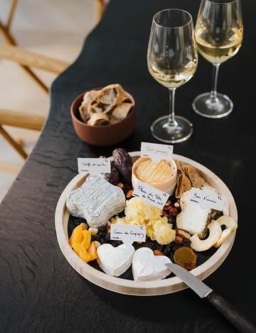 « L’amour passe par l’estomac… et par le fromage ! »

Pour la Saint-Valentin, savourez notre plateau spécial “Cupidon” pour deux, accompagné de garnitures délicieuses 
– le tout pour 40€.

Et pour sublimer votre soirée, ajoutez pain et vin : 
20€ pour une bouteille de blanc (Bourgogne) ou de rouge (Languedoc) avec une baguette rustique.

A commander au plus tard la veille !