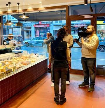 Une équipe TV nous a suivis dans notre quotidien de fromagers.
Ne manquez pas cela dans Hors Cadre sur @bx1_actu ce vendredi à 19h !
 🎥 Coulisses, artisanat et passion au rendez-vous !  Un reportage de @arnaud_bruckner et @foldefluo