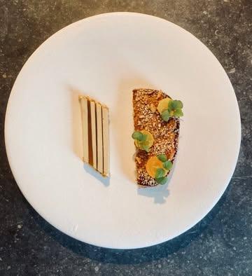 #ingredientsdumonde #cecinestpasunlivre #10 #marcgrislain #divinogusto 

  Et voici la photo du plat de Marc Grislain du Divino Gusto Nivelles 
«  Chaud- froid de foie gras, pamplemousse, whisky « Jura » et érable, en 2 préparations » 
et on vous parle du produit utilisé : les pépites de sirop d’érable :

  Pépites de sirop d’érable du Québec, Il s’agit de sirop d’érable que l’on a déshydraté en le chauffant, puis concassé en petites pépites. II s’agit donc d’un édulcorant naturel résultant d’une transformation du sirop d’érable. Un produit exceptionel que vous retrouvez dans notre Mélange Crumble, voir la recette de Tim du restaurant Pazzo ou celle de Pol de l’Embellie avec le Mélange du Trappeur.

  Pépite van Québécoise esdoornsiroop. Het gaat om esdoornsiroop die gedehydrateerd werd door verhitting en vervolgens tot kleine korrels werd vermalen. Het is dus een natuurlijke zoetstof die ontstaat uit een bewerking van esdoornsiroop. Een uitzonderlijk product dat je terugvindt in onze Crumble-mengsel, zoals in het recept van Tim van restaurant Pazzo of dat van Pol van L’Embellie met het Trappeur-mengsel

  Maple syrup nuggets from Quebec, made by dehydrating maple syrup through heating, then crushing it into small crystals. They are a natural sweetener created through the transformation of maple syrup.
An exceptional product that you can find in our Crumble Spice blend, as used in Tim’s recipe from the restaurant Pazzo, or in Pol’s recipe from L’Embellie with the Trapper’s Spice blend.