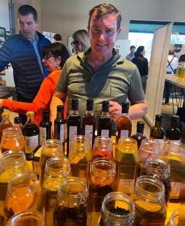 #ingredientsdumonde #serurestoservice #50years 

  Très heureux de retrouver notre Ami Lain le Grand Chef de  @dekokkel et @mondieurestaurant pour les 50 Ans de @seru_resto_service_food  @seru_resto_service @seru_resto_service_salesteam , c’est grâce à lui que nous avons pu rencontrer @mattijsseru de Seru qui nous invite à sa Porte Ouverte pour fêter ses 50 Ans 🔥🙏 ces 2 et 3 mars.

  Vous y retrouverez ce mardi Mathias @ingredientsdumonde.com_ pour continuer à vous transmettre et vous faire découvrir nos créations d’épices, notre chocolat belge @pierremarcolinihimself @pierremarcolini  et noisettes @agronuts_manufacturing , mais aussi nos trésors québécois @surettecondiments et @lavillavinaigres