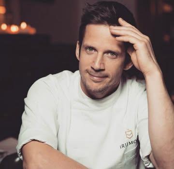 #ingredientsdumonde #cecinestpasunlivre #11 #michaelvrijmoed #gent 

  Nouveau Chef de notre Livret numérique « Ceci n’est pas un Livre… » avec Michael Vrijmoed de @restaurant_vrijmoed à Gand 

  Dit is één van onze oudste chef-vrienden. We leerden hem kennen aan het begin van zijn opleiding bij de Grote Chef Guy Vancauteren, die ons had aangeraden om zijn Brugse meester, Chef Geert Van Hecke van De Karmeliet, te gaan ontmoeten. Dankzij deze twee Chefs verspreidde de mond-tot-mondreclame onze naam over heel Vlaanderen.  Daarna konden we onze mooie samenwerking vele jaren voortzetten
bij Hof van Cleve, voordat we hem terugvonden in het hart van Gent, in zijn prachtige huis, waar hij een van de mooiste groentekeukens ter wereld tot een hoger niveau tilt.

  Here is one of our oldest chef friends. We met him at the very begin-ning of his apprenticeship with the Grand Chef Guy Vancauteren, who had advised us to go meet his old Bruges colleague, Chef Geert Van Hecke at De Karmeliet. Thanks to these two Chefs, word of mouth made us known throughout Flanders.  We were then able to continue our wonderful collaboration at Hof van Cleve - Peter Goossens, for many years before meeting him again in the heart of Ghent, in his magnificent establishment, where he elevates one of the most beautiful vegetable-based cuisines in the world.

  Voici l’un de nos plus vieux amis cuisiniers, nous l’avons rencontré au début de son apprentissage chez le Grand Chef Guy Vancauteren qui nous avait conseillé d’aller rencontrer son vieil brugeois le Chef Geert Van Hecke au De Karmeliet, grâce à ses deux Chefs, le bouche à oreille nous fit connaitre dans toute la Flandres. Ensuite, nous avons pu continuer notre belle collaboration au Hof van Cleve de Peter Goossens pendant de nombreuses années, avant de le retrouver au cœur de Gand, dans sa magnifique maison, et de sublimer l’une des plus belle cuisine de légumes au Monde.

Photo 📷 @heikkiverdurme