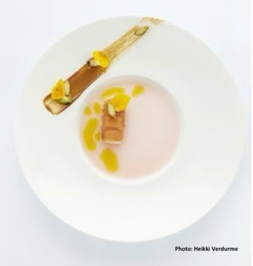 #ingredientsdumonde #cecinestpasunlivre #11 #vrijmoed #gent 

  Et voici la photo réalisée par @heikkiverdurme de la recette de Michael @restaurant_vrijmoed « Carré de pomme et betterave au Vinaigre d’érable et pommes de Surette Condiments »

  Et le détail du produit utilisé :

  De gele balsamico van cider en esdoorn met appelmost wordt gemaakt door Surette Condiments uit Montréal.  Een levendige en scherpe smaak, in balans gebracht door de zachtheid van esdoorn en de gulzigheid van appel.  Opgericht in 2017 heeft Surette Condiments de ambitie om balsamico te creëren op basis van Québec-appels en lokale smaakmakers, samengesteld door meester-blender Cyril Gonzales.

  The Yellow Maple-Apple Cider Balsamic Vinegar is produced by Su-rette Condiments in Montréal. A bright, sharp flavor balanced by the sweetness of maple and the richness of apple.  Created in 2017, Surette Condiments aims to craft balsamic vinegars made from Québec apples and local condiments, developed by master blender Cyril Gonzales.

  Le Vinaigre Balsamique de cidre et érable jaune au moût de pomme est réalisé par Surette condiments de Montréal.  Un goût vif et tranchant balancé par la douceur de l’érable et la gourmandise de la pomme.  Créé en 2017 Surette Condiments à l’ambition de créer des balsa-miques produit à base de pommes du Québec et condiments locaux réalisé par le Maitre assembleur Cyril Gonzales.