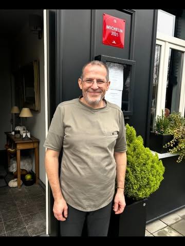 #ingredientsdumonde #cecinestpasunlivre #12 #polmarquebreucq #embelliesoignies 

  Client depuis plus de 30 ans, Pol est toujours notre premier soutien pour tester l’une de nos nouvelles créations de Mélanges d’épices ou ingrédients. Celui-ci à participer à quasiment toutes nos Journées 100 Chefs et ensuite à nos Journées Producteurs Chefs soutenant inconditionnellement notre travail. Bib Gourmand depuis de nombreuses années et grand maitre saucier, il privilégie avec Géraldine et François en salle, une ambiance décontractée, chaleureuse autour d’une cuisine réconfortante et gourmande.

  Al meer dan 30 jaar klant is Pol altijd onze eerste steun om een van onze nieuwe creaties van kruidenmengsels of ingrediënten te testen.  Hij nam bovendien deel aan bijna al onze « 100 Chefs-dagen » en later aan onze « Producteurs-Chefs-dagen ». Al vele jaren bekroond met een Bib Gourmand en een grootmeester in sauzen, geeft hij samen met Géraldine en Gérald in de zaal de voorkeur aan een ontspannen sfeer en een troostrijke, hartverwarmende keuken.

  Client for more than 30 years, Pol has always been our first supporter when it comes to testing one of our new spice blends or ingredients. He has taken part in almost all our « 100 Chefs Days » and later in our « Producers & Chefs Days, » offering unwavering support for our work.
A long-standing Bib Gourmand and a great master of sauces, he and Géraldine, together with François in the dining room, cultivate a re-laxed, warm atmosphere built around comforting, generous cuisine.

  Merci Pol & Geraldine 🔥🙏