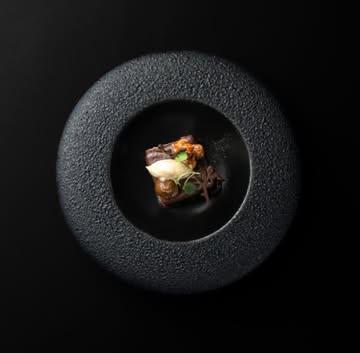 #ingredientsdumonde #cecinestpasunlivre #12 #embelliesoignies #polmarquebreucq 

  Et voici en annexe la recette de Pol Marquebreucq - L’Embellie autour du Mélange Trappeur - Filet de Canette à la compotée de Coings - Gâteau de céleri-rave au Mélange Trappeur et l’explication de ce mélange d’épices québécoise traditionnelle aux pépites de sirop d’érable.

  Le Mélange du Trappeur est un mélange d’épices emblématique de la cuisine québécoise, composé de gros sel, de pépites de sirop d’érable et d’un massale un peu piquant qui relève les préparations canard, vollaille, gibier ou une simple pomme de terre cuite, coupée en deux, pas-sée sous la salamandre avec ce délicieux mélange emblématique de la cuisine québécoise.

  De Trappeur Mengsel is een emblematische kruidenmengeling uit de Québec-keuken, samengesteld uit grof zout, esdoornsiroop-pépites en een licht pittige massale.  Hij geeft extra karakter aan bereidingen met eend, gevogelte, wild of zelfs aan een eenvoudige gekookte aardappel, doormidden gesneden en onder de salamander gegratineerd met deze heerlijke mengsel.

  Client for more than 30 years, Pol has always been our first supporter when it comes to testing one of our new spice blends or ingredients. He has taken part in almost all our « 100 Chefs Days » and later in our « Producers & Chefs Days, » offering unwavering support for our work.
A long-standing Bib Gourmand and a great master of sauces, he and Géraldine, together with François in the dining room, cultivate a re-laxed, warm atmosphere built around comforting, generous cuisine.

  Merci à @laurent_delmarcelle de @eating.be pour les photos 🔥🙏