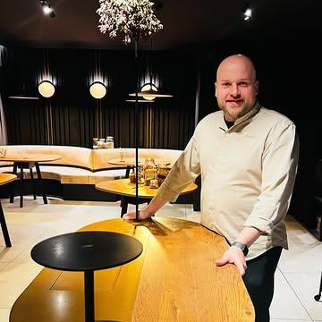 #ingredientsdumonde #15 #cecinestpasunlivre @thomas.troupin @toma_liege @ingredientsdumonde.com_ 

  Dernier portrait de notre 15 eme Chefs participants à notre livret de recettes autour du Terroir Québécois « Ceci n’est pas un Livre… » avec Thomas Troupin du Restaurant Toma - Liège @thomas.troupin @toma_liege et sa recette à découvrir demain autour du Balsamique de Pommes Tardives de @surettecondiments @cyrilgonzales 

  Issu de la grande famille de @airdutemps_belgium où nous l’avions connu il y a de nombreuses années, auprès de notre vieil Ami San Degeimbre @san_degeimbre_chef dans son premier restaurant de Noville-sur-Méhaigne. Depuis lors, il a gardé cette même philosophie de fédérer autours de lui de nombreux producteurs locaux, mais aussi de son Ardennes natale qu’il affectionne particulièrement. Amateur de cuisson au feu et de fermentation, qu’il utilise pour sublimer sa créativité végétale, il nous surprend toujours de ces associations avec nos condiments et épices.

  Afkomstig uit de grote familie van L’Air du Temps, waar we hem vele jaren geleden leerden kennen bij onze oude vriend San Degeimbre in zijn eerste restaurant in Noville-sur-Méhaigne. Sindsdien heeft hij dezelfde filosofie behouden: mensen rondom zich verenigen, talrijke lokale producenten betrekken, ook die uit zijn geliefde geboortestreek,
de Ardennen.  Liefhebber van koken op vuur en van fermentatie, technieken die hij inzet om zijn plantaardige creativiteit te verheffen, weet hij ons steeds opnieuw te verrassen met zijn combinaties van onze condiments en kruiden.