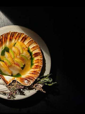 #ingredientsdumonde #cecinestpasunlivre #15 @thomas.troupin @toma_liege @ingredientsdumonde.com_ @surettecondiments @cyrilgonzales 

  Et voici la photo du plat de Thomas Troupin @thomas.troupin du Restaurant !Toma! @toma_liege à Liège qui met en valeur la Surette  @surettecondiments de Pommes tardives de notre Ami @cyrilgonzales , créateur de goût qui nous a encore bluffé avec un tout nouveau produit que vous découvrirez dès demain et que certains ont déjà pu goûter lors de nos livraisons ces derniers jours ….

  Le Balsamique de Pommes tardives de Surette Condiments ne contient pas de sirop d’érable cette fois, mais il fait partie de l’un des plus incroyables ingrédients que nous ayons pu gouter!  Un goût de pommes carmélisées et de tarte Tatin sans toutefois perdre la fraîcheur de la pomme et son côté acidulé.  Créé en 2017 Surette Condiments à l’ambition de créer des balsa-miques produit à base de pommes du Québec et condiments locaux réalisé par le Maitre assembleur Cyril Gonzales.

  De Balsamico van late appels van Surette Condiments bevat deze keer geen esdoornsiroop, maar het behoort tot de meest ongelooflijke ingrediënten die we ooit hebben geproefd! Een smaak van gekaramelli-seerde appels en tarte Tatin, zonder de frisheid en het lichtzure karakter van de appel te verliezen.Surette Condiments, opgericht in 2017, heeft de ambitie om balsami-co’s te creëren op basis van appels uit Québec en lokale smaakmakers.  Gerealiseerd door Maitre assembleur Cyril Gonzales.

  Surette Condiments’ Late-Harvest Apple Balsamic contains no maple syrup this time, yet it remains one of the most extraordinary ingre-dients we have ever tasted. It delivers the flavour of caramelized apples and tarte Tatin, while still preserving the fresness and natural tartness of the fruit. Created in 2017, Surette Condiments set out with the ambition of crafting balsamics made from Quebec apples and local condiments, all brought to life by master blender Cyril Gonzales.