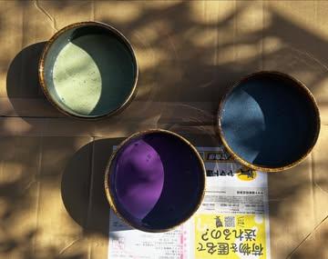 #ingredientsdumonde #matcha #bluematcha 🍵🍵🍵

  Les 3 « Matchas d’Asie » , le thé Matcha traditionnel  est un thé vert en poudre, considéré comme l’un des aliments les plus sains pour la santé et apportant beaucoup de bienfaits. 

  On connaît d’autres « variantes » asiatiques, avec la poudre d’Ube originaire des Philippines à la couleur violette intense son goût est très particulier un peu avec des notes vanillée et de noisette, qui en fait est un igname violette qui est considéré comme un super aliment. 

  Et dernièrement plusieurs clients nous parlez de ce « Matcha Bleu » , en fait il s’agit d’une poudre de fleur de pois de Papillon originaire de Thailande et d’Asie tropicale. Sa poudre au vert émeraude, retrouve sa couleur bleue intense une fois utilisée dans une préparation liquide, d’où son nom de Matcha Bleu! Son goût et léger et herbacé, proche du pois cru, il faut ajouter un peu d’acide comme le citron pour développer sa couleur qui passera du bleu intense au rouge fushia !!

Enjoy