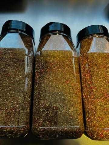 #ingredientsdumonde #since1991 #spiceblends #terragrappa 

  Créé, innové, autour de nouveaux ingrédients comme ces grains de raisins torréfiés que nous venons de recevoir, que l’on peut utiliser pour réaliser une boisson chaude ou froide en substitut du café, mais celui-ci ne contient pas de caféine. Ces notes ont un goût de cacao, raisins, praliné que nous avons associé à différents ingrédients et épices pour vous créer ce nouveau Mélange Terra Grappa qui est en cours de finalisation, que vous pourrez utiliser pour sublimer prochainement un plat salé accompagné d’une boisson chaude ou froide, réalisée à base de ces graines torréfiées étonnantes et novatrices….

  Pour ceux qui sont inscrits à notre Journée Producteurs Chefs 2026 de juin Spécial Pierre Marcolini, vous pourrez découvrir nos jeunes Producteurs novateurs de ce beau projet.
 
  Événement réservé aux Chefs , il reste une dizaine de places disponibles pour nos sessions en français et une vingtaine en anglais, pour plus d’informations contactez nous par message 

@ingredientsdumonde.com_ 
@pierremarcolinihimself 
@pierremarcolini