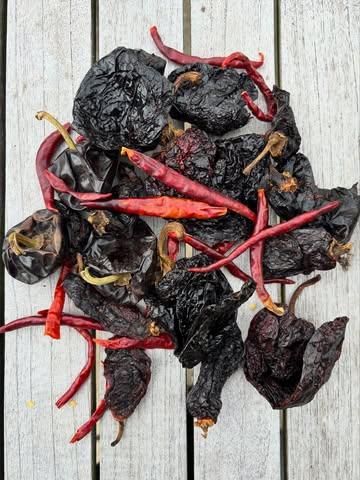 Si vous me dites encore que la salsa qui tabasse est SUPPORTABLE, je retourne me former au Mexique ! ✈️

En attendant la saison des piments, on a fait le plein chez @ingredientsdumonde . 🌶️

Piment Mulato
Piment Chipotle
Piment Ancho
Piment Cascabel
Et les derniers piments Arbol que j'avais ramené du Mexique ! (Swipe pour voir la dealeuse de piments mexicaine 👀). 

Ça va piquer ! 🔥

#salsa #taco #epices